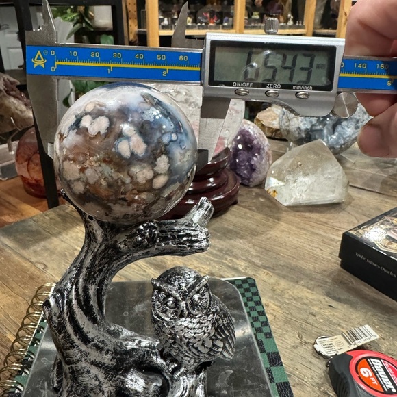 Silver Owl Sphere holder with a Blue Flower agate sphere - Picture 4 of 4